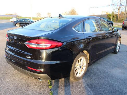 Used 2019 Ford Fusion SE image 4