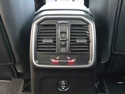 Certified 2023 Porsche Macan AWD/4WD image 21