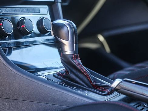 Used 2018 Volkswagen GTI SE image 17