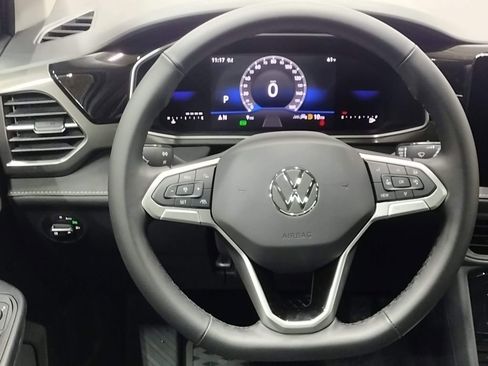 Certified 2025 Volkswagen Taos SE image 35