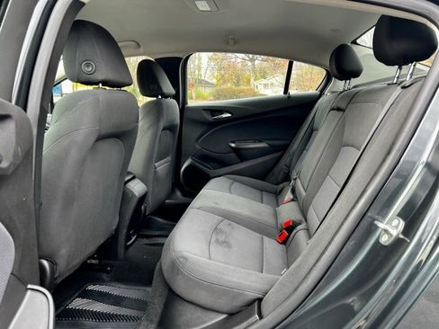 Used 2018 Chevrolet Cruze LT w/ Convenience Package image 17