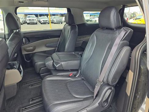 Used 2025 Kia Carnival FWD image 6