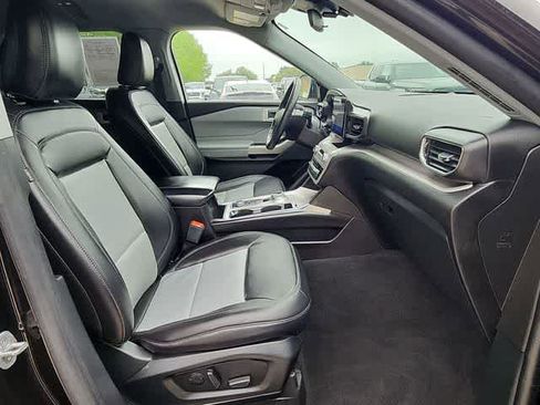 Used 2023 Ford Explorer XLT w/ Equipment Group 202A AWD/4WD image 19