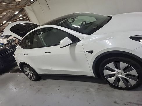 Used 2023 Tesla Model Y Long Range AWD/4WD image 3