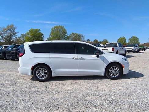New 2026 Chrysler Pacifica Select image 6