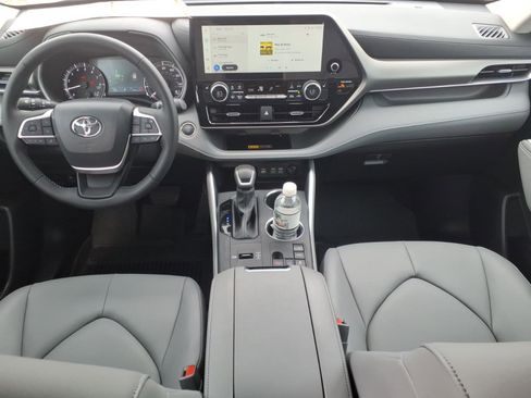 Certified 2025 Toyota Highlander XLE FWD image 12