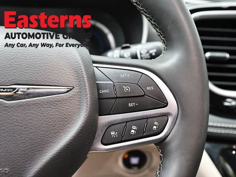 Used 2024 Chrysler Pacifica Limited FWD image 16