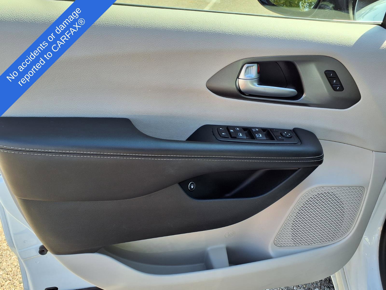 Used 2024 Chrysler Pacifica Limited FWD image 16