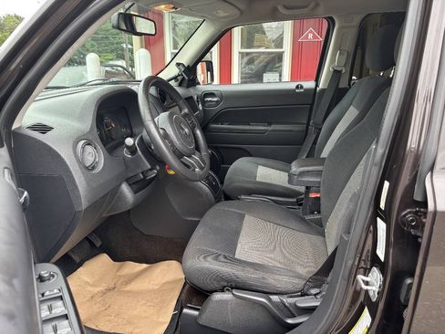 Used 2014 Jeep Patriot Latitude AWD/4WD image 5