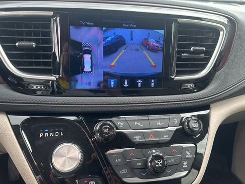 Used 2017 Chrysler Pacifica Limited FWD image 23