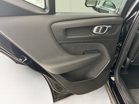 Used 2025 Volvo XC40 B5 Plus image 28
