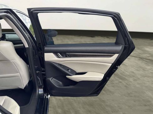 Used 2018 Honda Accord Touring image 18