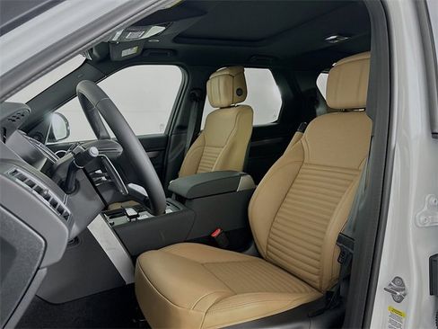 New 2026 Land Rover Discovery Dynamic SE image 21