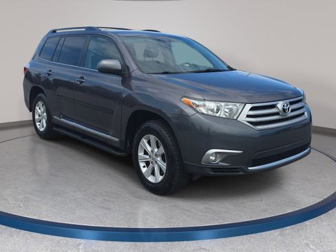 Used 2012 Toyota Highlander SE w/ Tow Pkg FWD image 3