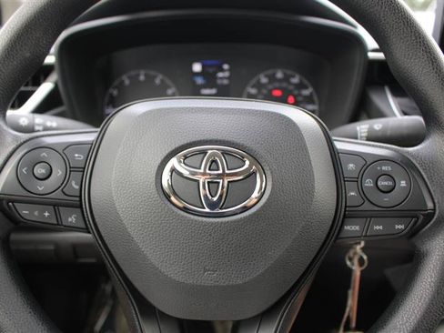 Used 2025 Toyota Corolla LE FWD image 11