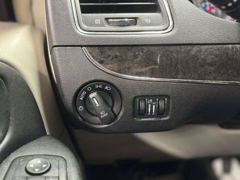 Used 2015 Chrysler Town & Country Touring-L w/ Driver Convenience Group FWD image 36