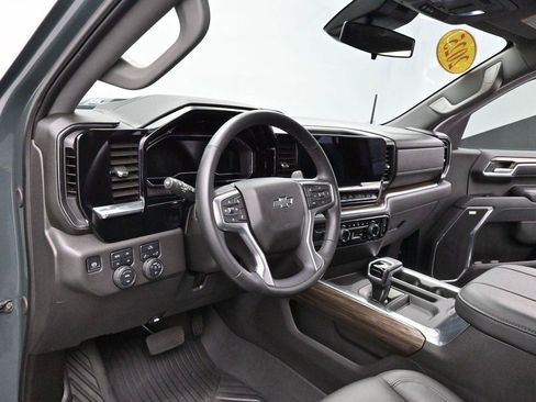 Used 2025 Chevrolet Silverado 1500 LT Trail Boss w/ Convenience Package II AWD/4WD image 16