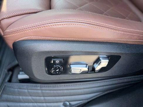 Used 2023 BMW X7 xDrive40i w/ M Sport Package AWD/4WD image 16
