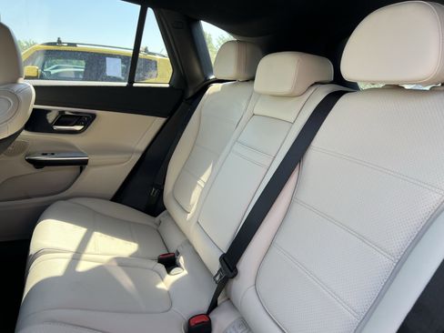 Used 2024 Mercedes-Benz GLC 300 4MATIC image 33