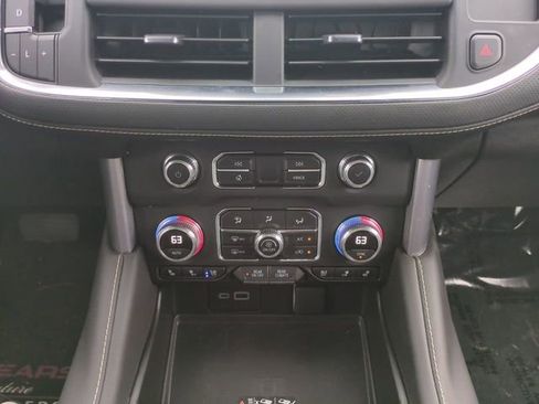 Used 2024 GMC Yukon SLT w/ SLT Luxury Package image 19