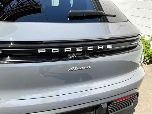 Certified 2025 Porsche Macan Electric image 33