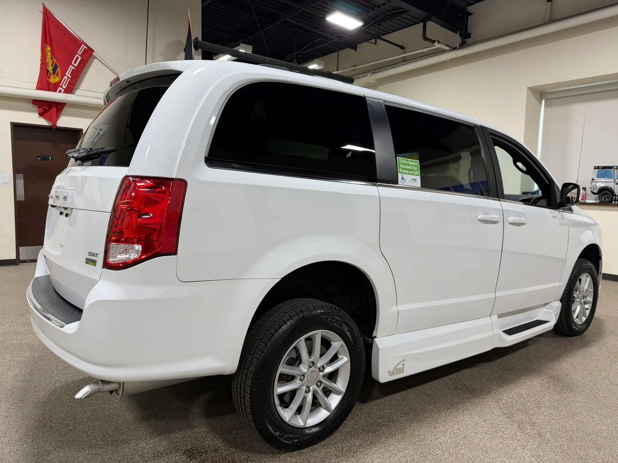Used 2019 Dodge Grand Caravan SXT FWD image 17