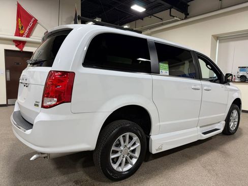 Used 2019 Dodge Grand Caravan SXT FWD image 17