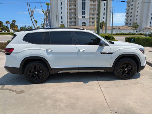 Certified 2025 Volkswagen Atlas Peak Edition SE image 3