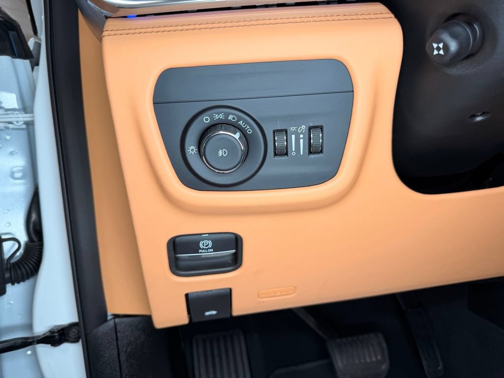 Used 2025 Jeep Grand Cherokee Summit AWD/4WD image 17