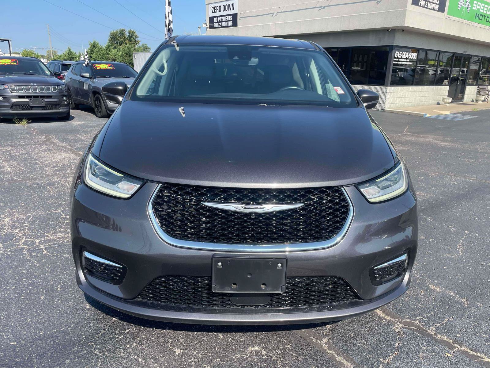 Used 2022 Chrysler Pacifica Touring-L w/ Uconnect Theater Family Group FWD image 2
