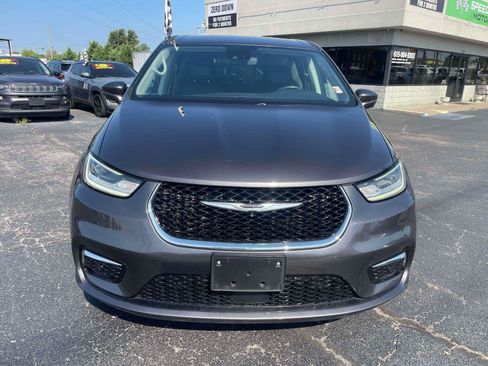Used 2022 Chrysler Pacifica Touring-L w/ Uconnect Theater Family Group FWD image 2