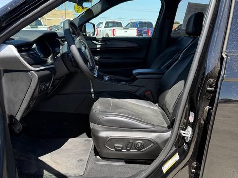 Used 2025 Jeep Grand Cherokee Altitude AWD/4WD image 5