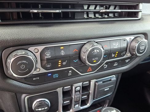 Used 2024 Jeep Wrangler Unlimited w/ Convenience Group AWD/4WD image 16