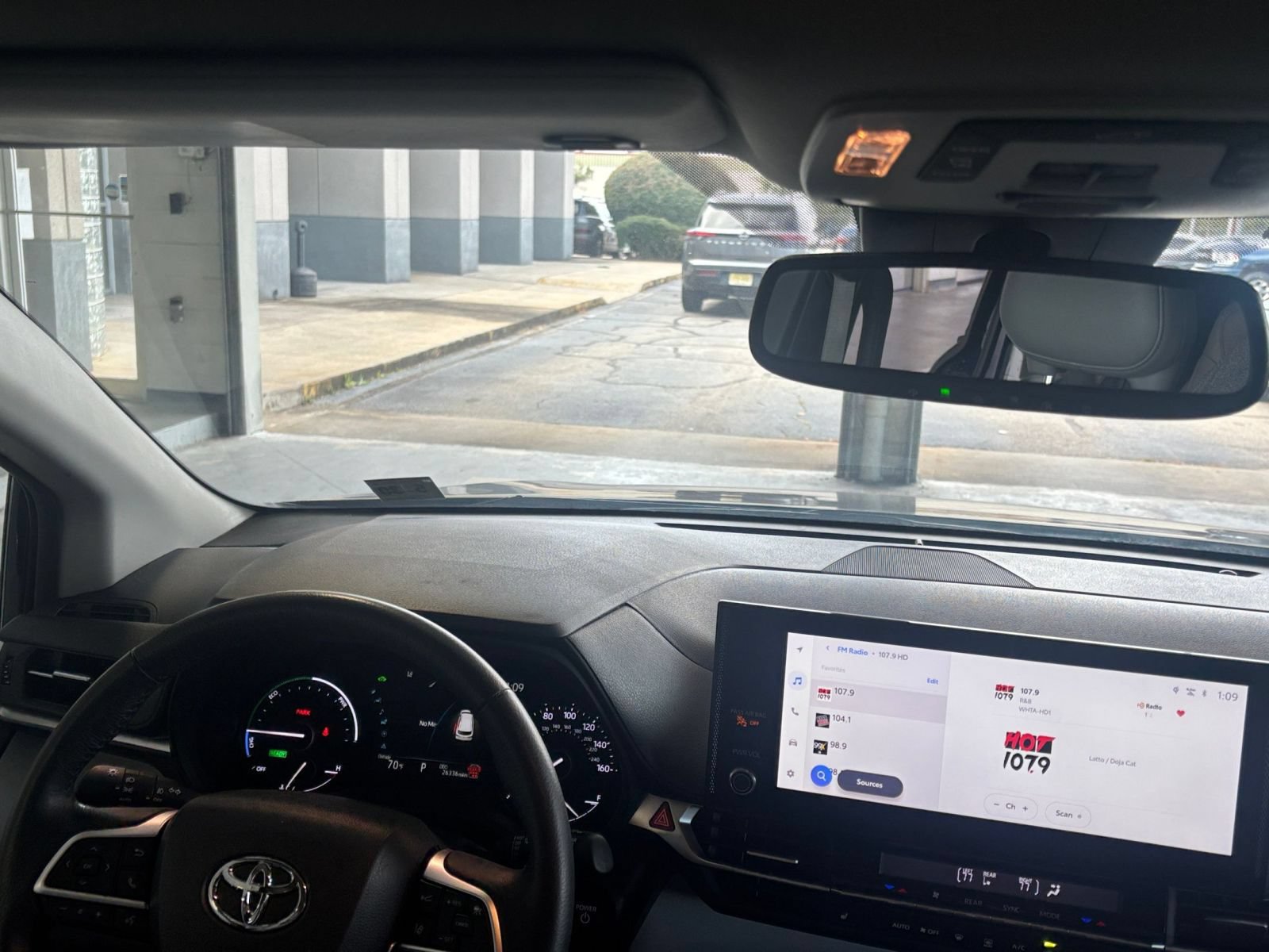 Used 2025 Toyota Sienna XLE FWD image 36