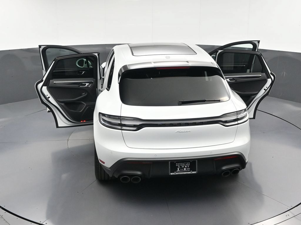 Certified 2026 Porsche Macan AWD/4WD image 33