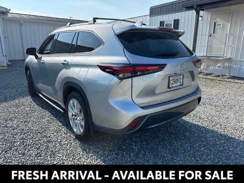 Used 2024 Toyota Highlander Limited FWD image 3