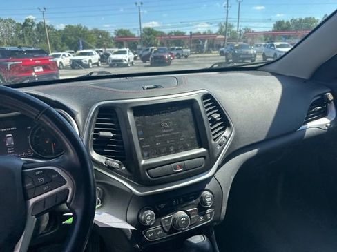 Used 2016 Jeep Cherokee Trailhawk w/ Leather Interior Group AWD/4WD image 12