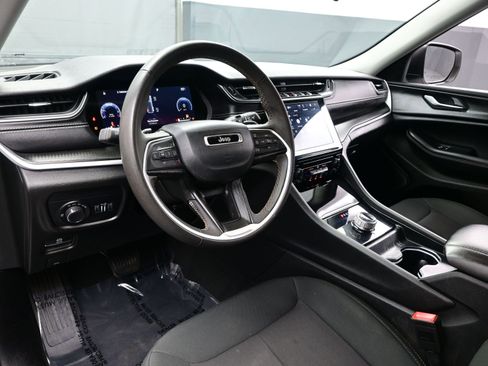 Used 2024 Jeep Grand Cherokee Laredo X image 13