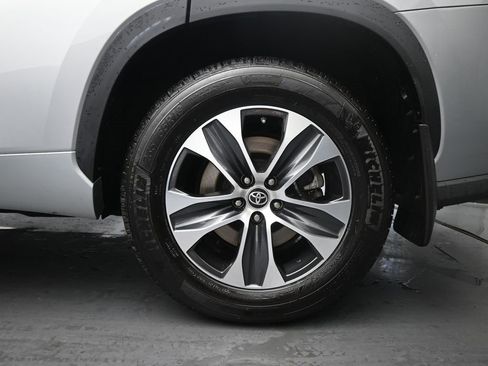 Used 2022 Toyota Highlander XLE image 12