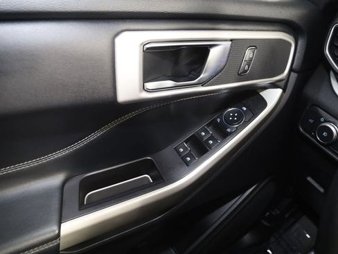 Used 2022 Ford Explorer XLT w/ Equipment Group 202A AWD/4WD image 31