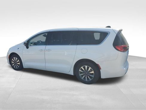Used 2024 Chrysler Pacifica Limited FWD image 3
