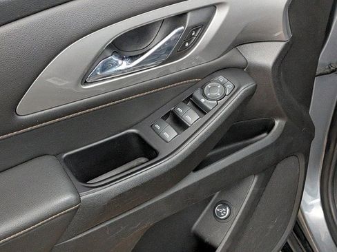 Used 2020 Chevrolet Traverse LT image 14