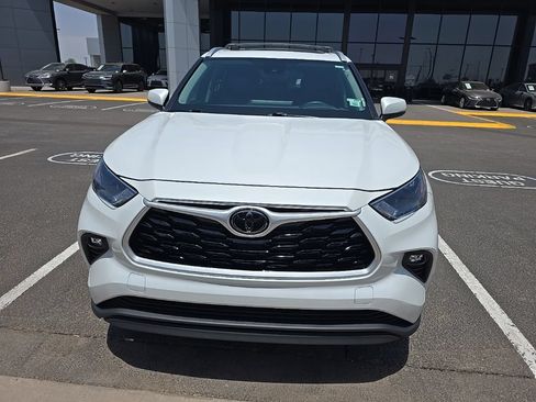 Used 2023 Toyota Highlander XLE FWD image 2