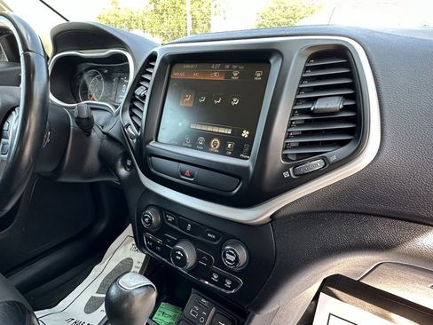 Used 2018 Jeep Cherokee Latitude Plus image 10