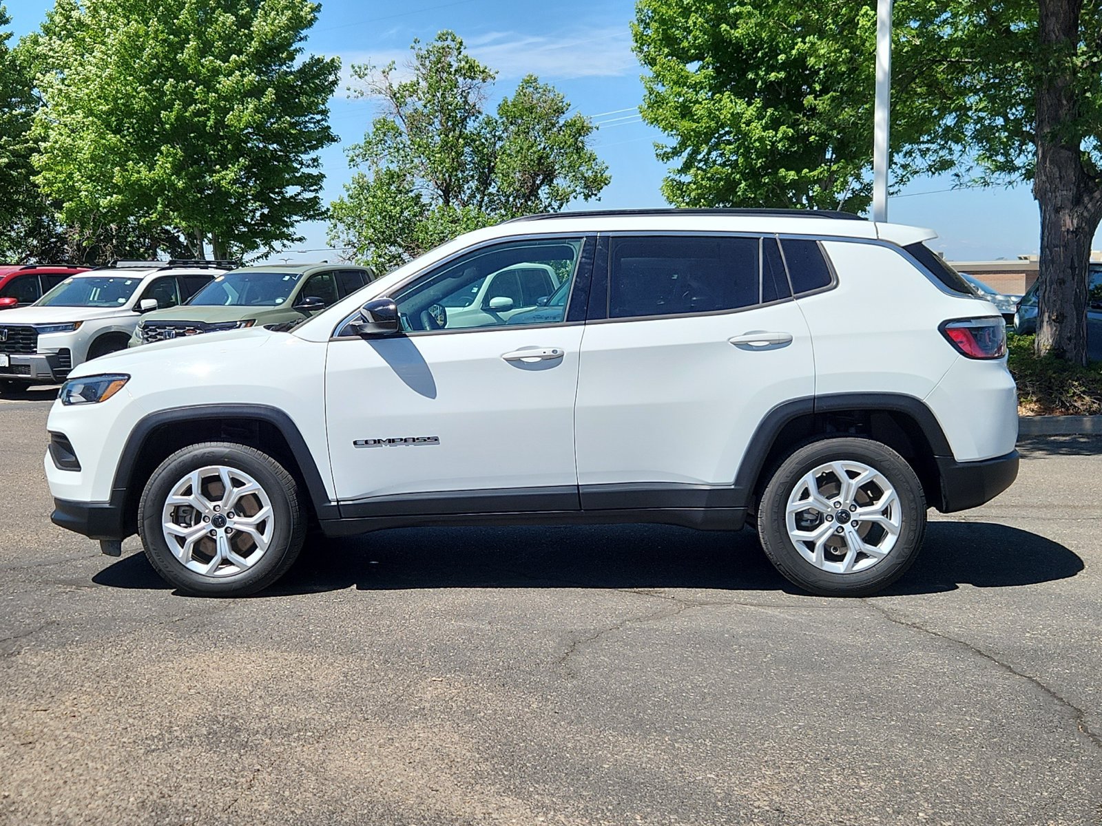 Used 2025 Jeep Compass Latitude AWD/4WD image 2