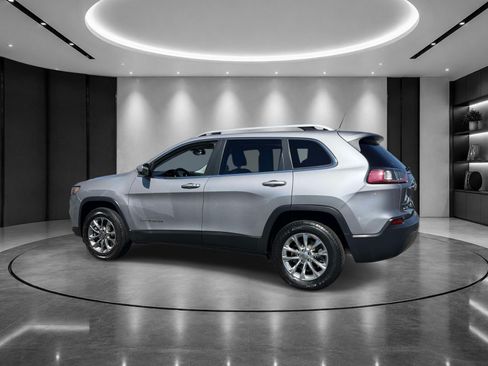 Used 2019 Jeep Cherokee Latitude Plus w/ Cold Weather Group AWD/4WD image 2