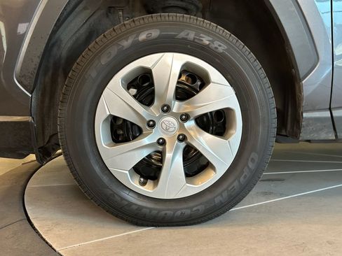 Used 2021 Toyota RAV4 LE w/ Carpet Mat Package (TMS) AWD/4WD image 25