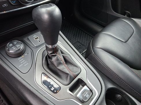 Used 2022 Jeep Cherokee Trailhawk image 15