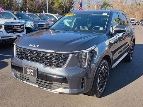 Used 2024 Kia Sorento S image 3
