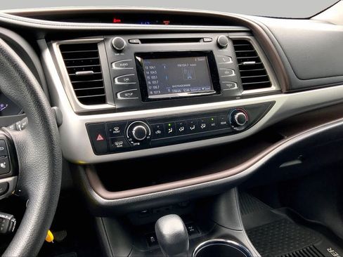 Used 2019 Toyota Highlander LE AWD/4WD image 7